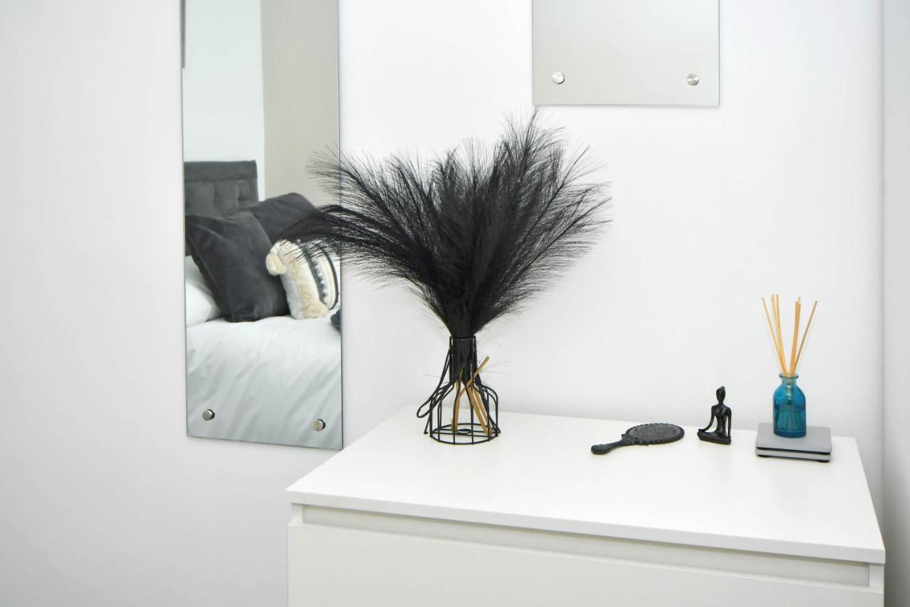 Find A Spacious And Stylish Escape In The City Centre At Sturgess House, Perfect For Longer Stays! Stoke-on-Trent Εξωτερικό φωτογραφία
